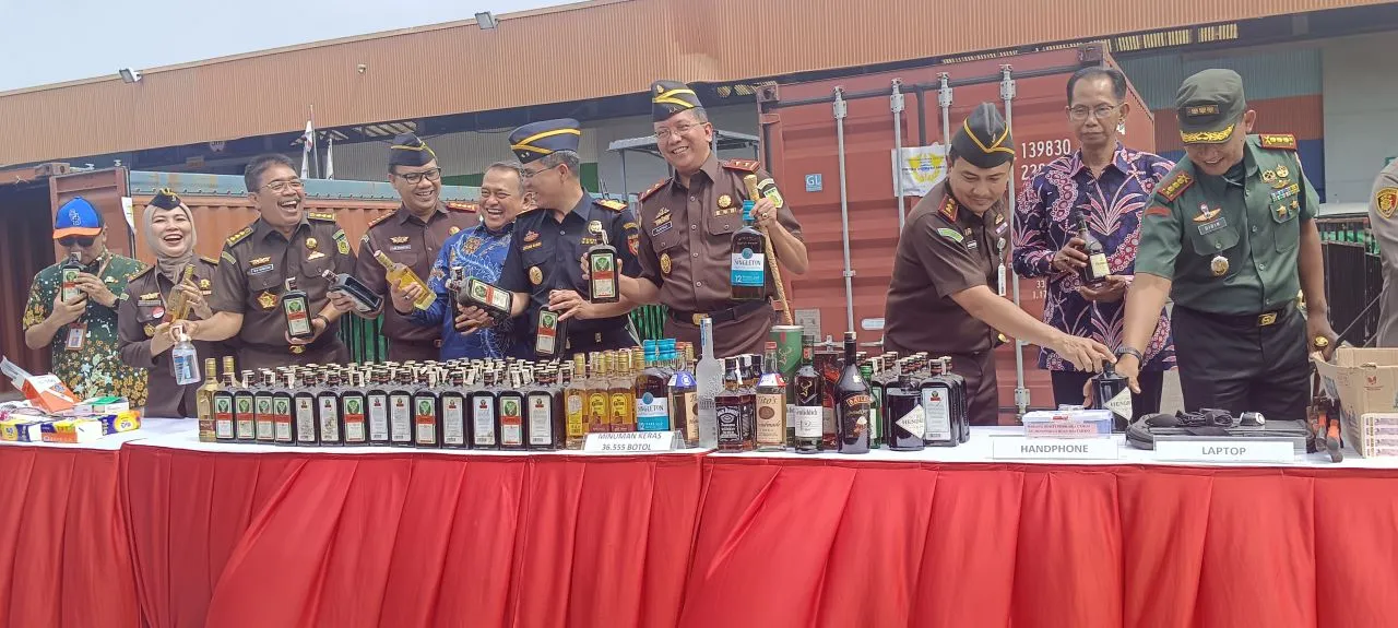 Kejaksaan Musnahkan Ribuan Botol Miras Ilegal Senilai Rp29 Miliar