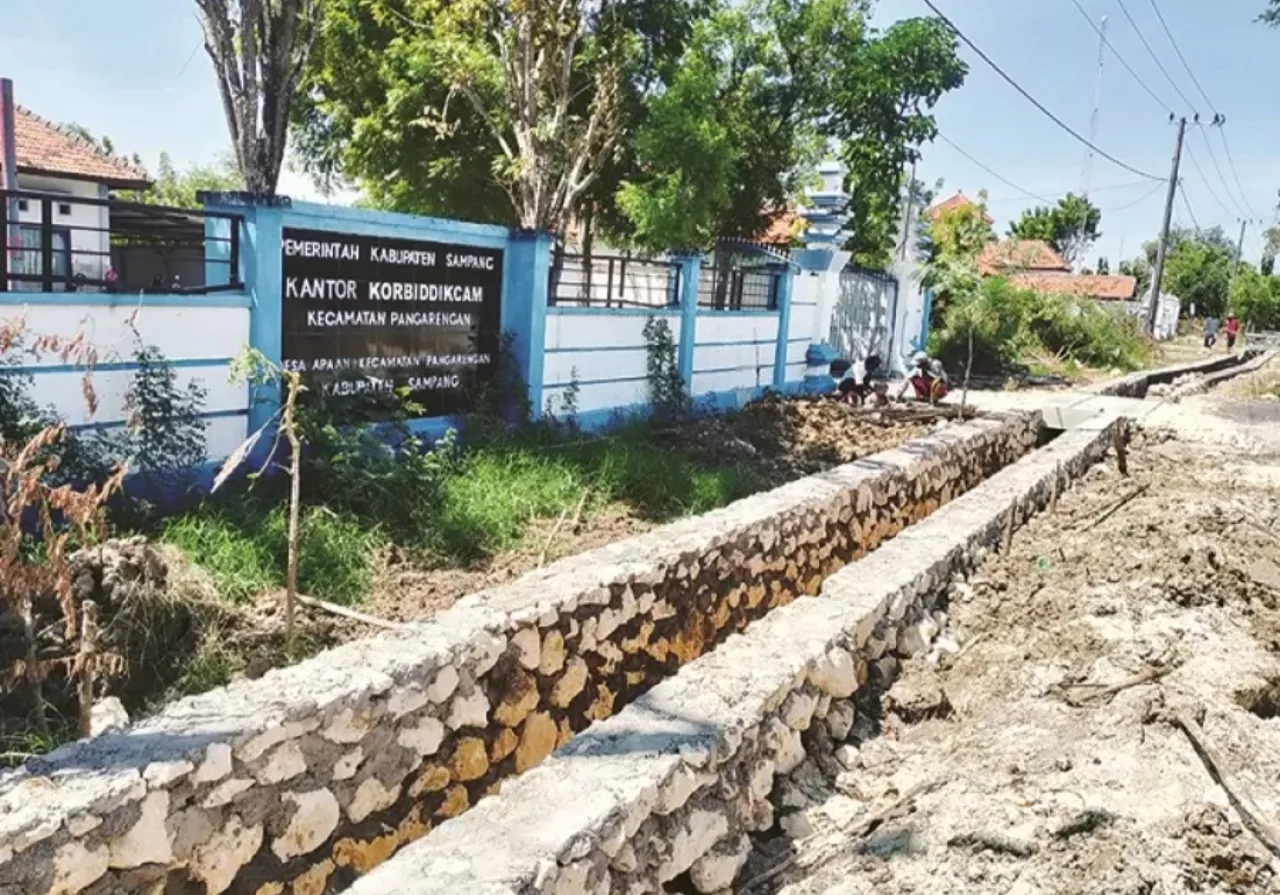 DPMD Sampang Bakal Laporkan Proyek BK Desa Apaan ke Provinsi karena Terindikasi Tak Sesuai RAB Gunakan Sirtu