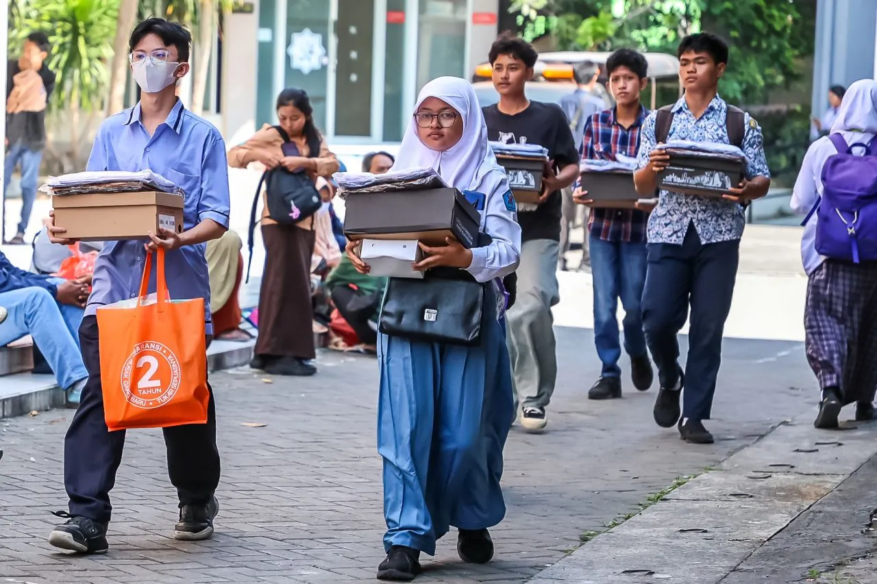 Pemkot Surabaya Bagikan Seragam dan Beasiswa ke 6.144 Siswa SMA/SMK dari Keluarga Miskin