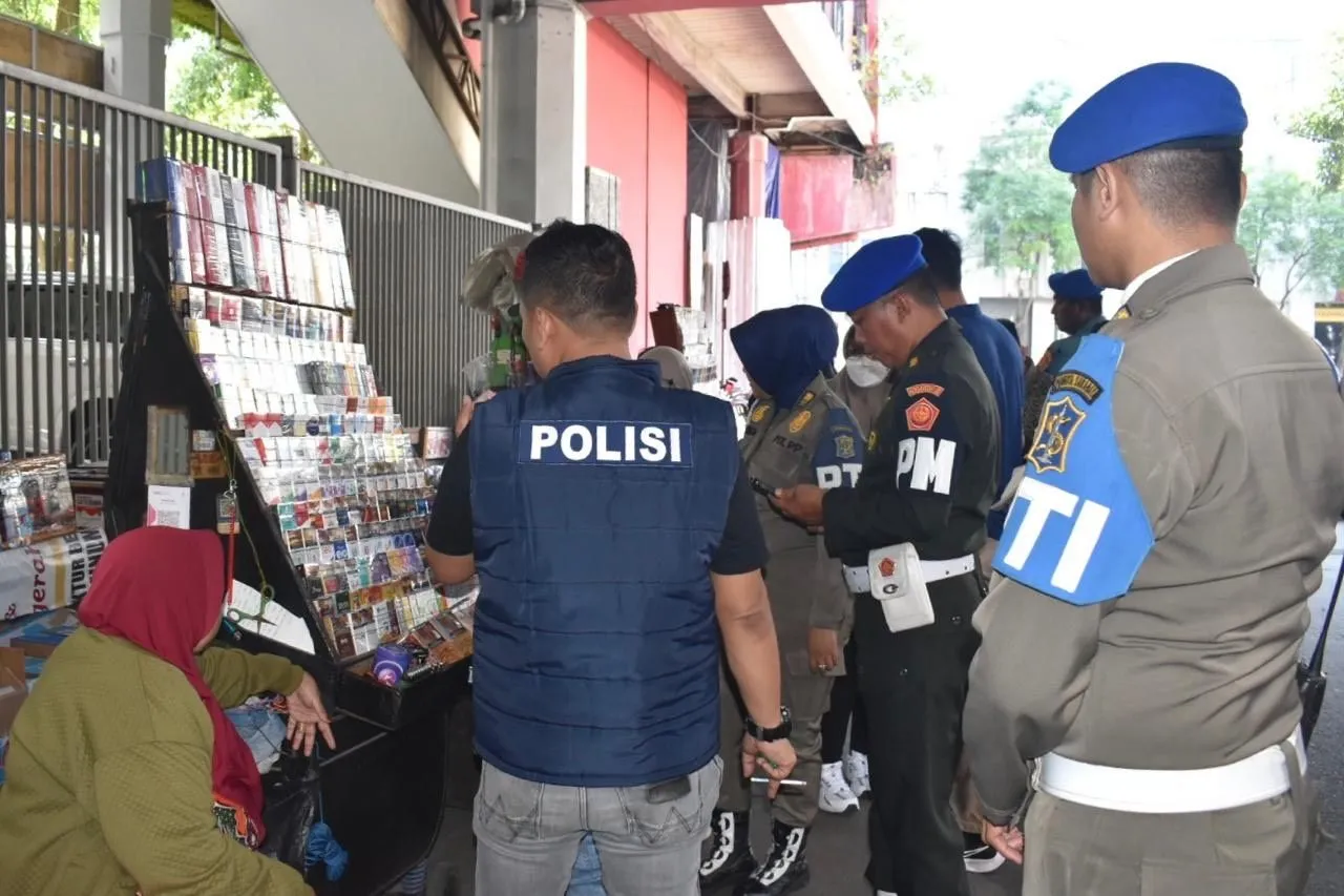 Satpol PP Surabaya dan Bea Cukai Sidoarjo Sita 981 Bungkus Rokok Ilegal