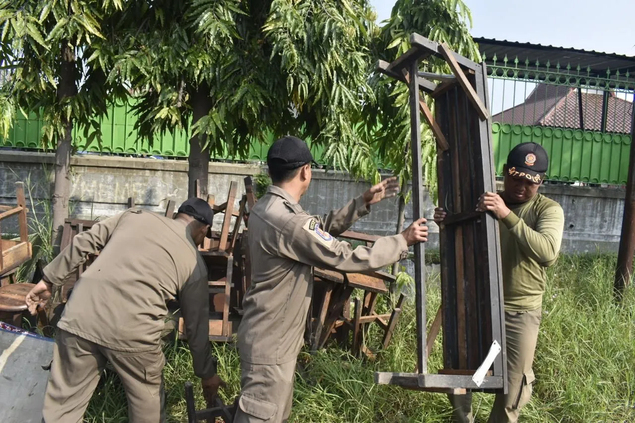 Satpol PP Surabaya Tertibkan 22 Bangunan Liar di Ketintang Permai, Amankan Aset dan Fasum Pemkot