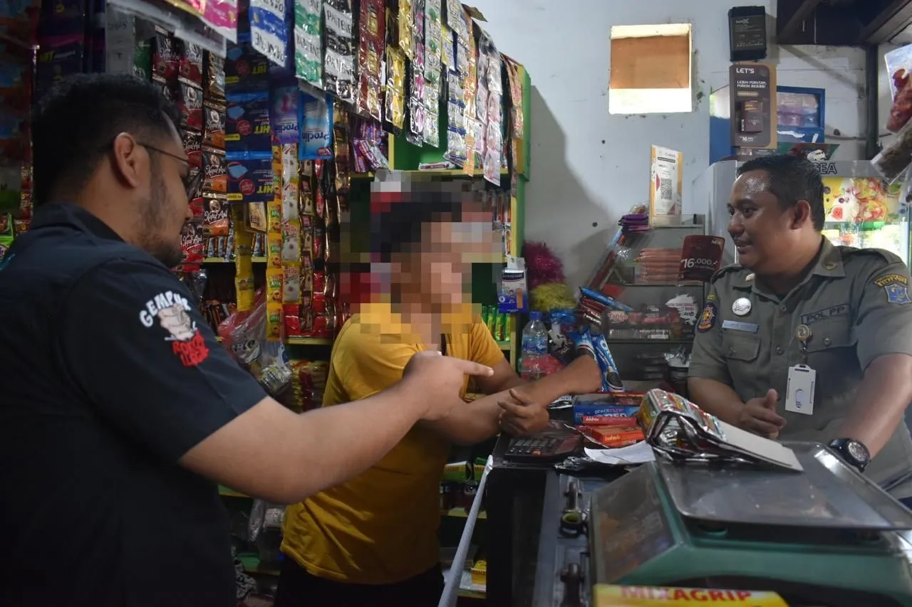 Satpol PP dan Bea Cukai Sidoarjo Sita Puluhan Bungkus Rokok Ilegal di Surabaya Timur