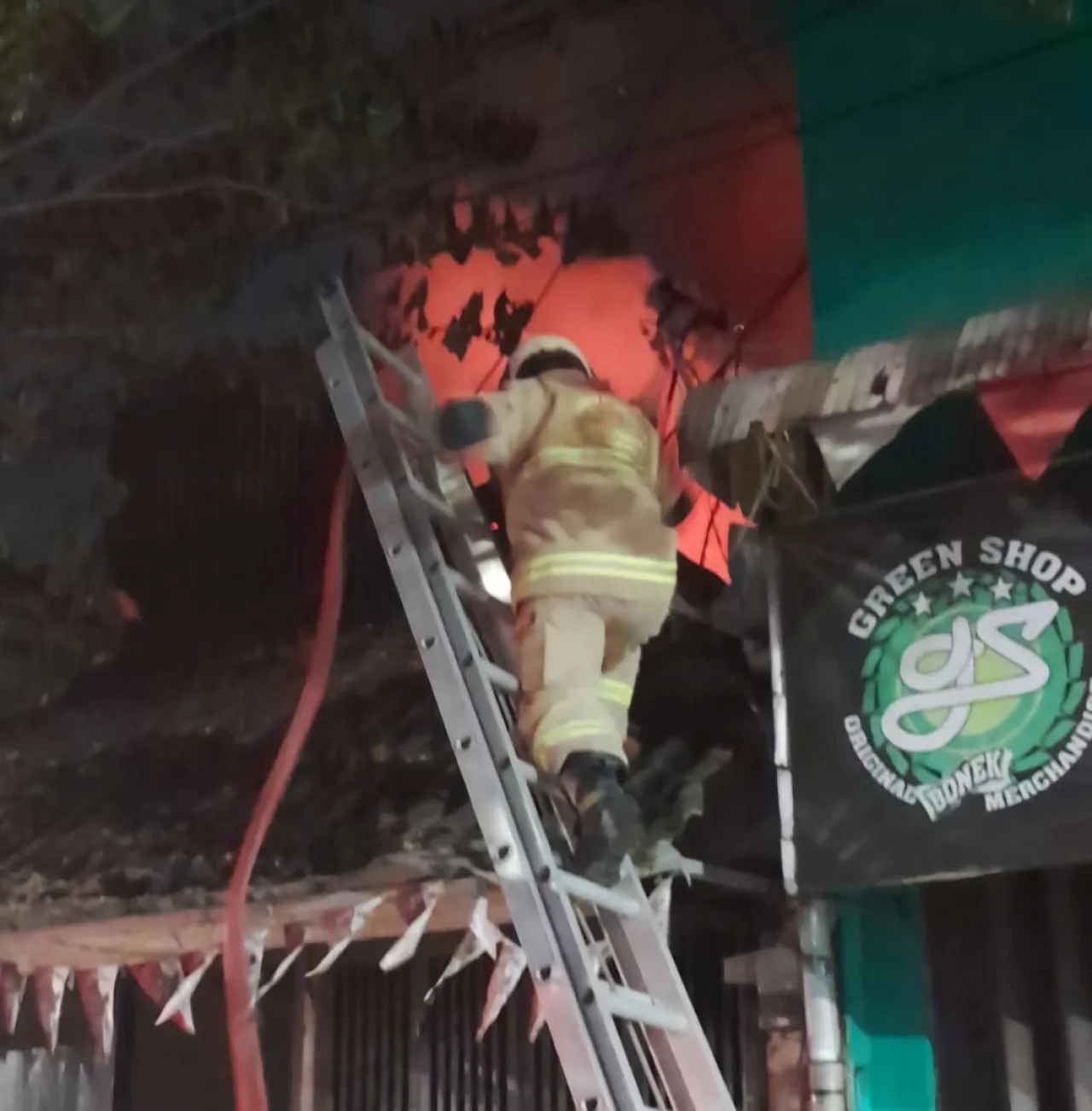 Rumah dan Gudang di Jalan Tambaksari Surabaya ludes Terbakar, Diduga Korsleting Listrik