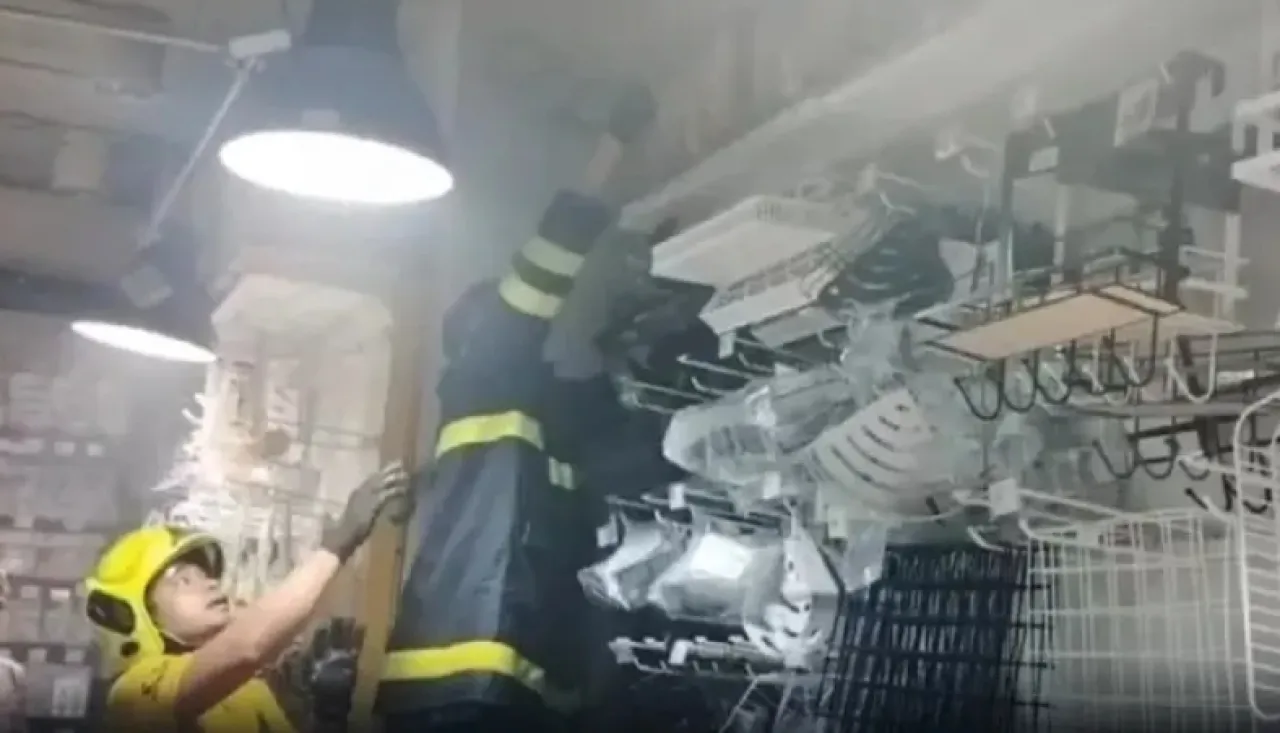 Mainan Korek Api, Anak Autis Bakar Mal