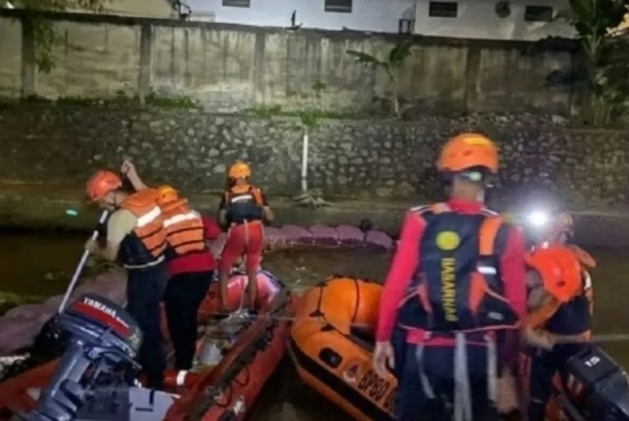 Warga Temukan Mayat tanpa Kepala di Antara Tumpukan Sampah Sungai Ciliwung