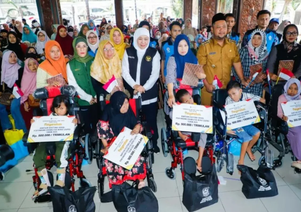 Salurkan Bansos Senilai Rp5,8 M, Khofifah Ingatkan : Jangan Dipakai Judi Online