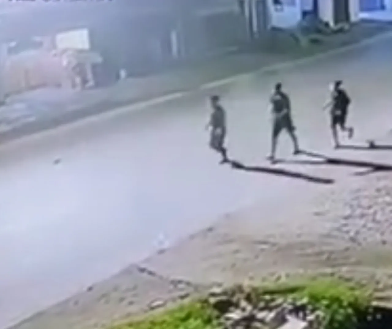 Tukang Ojek Dilempar Kayu saat Berkendara hingga Jatuh, lalu Motornya Diambil