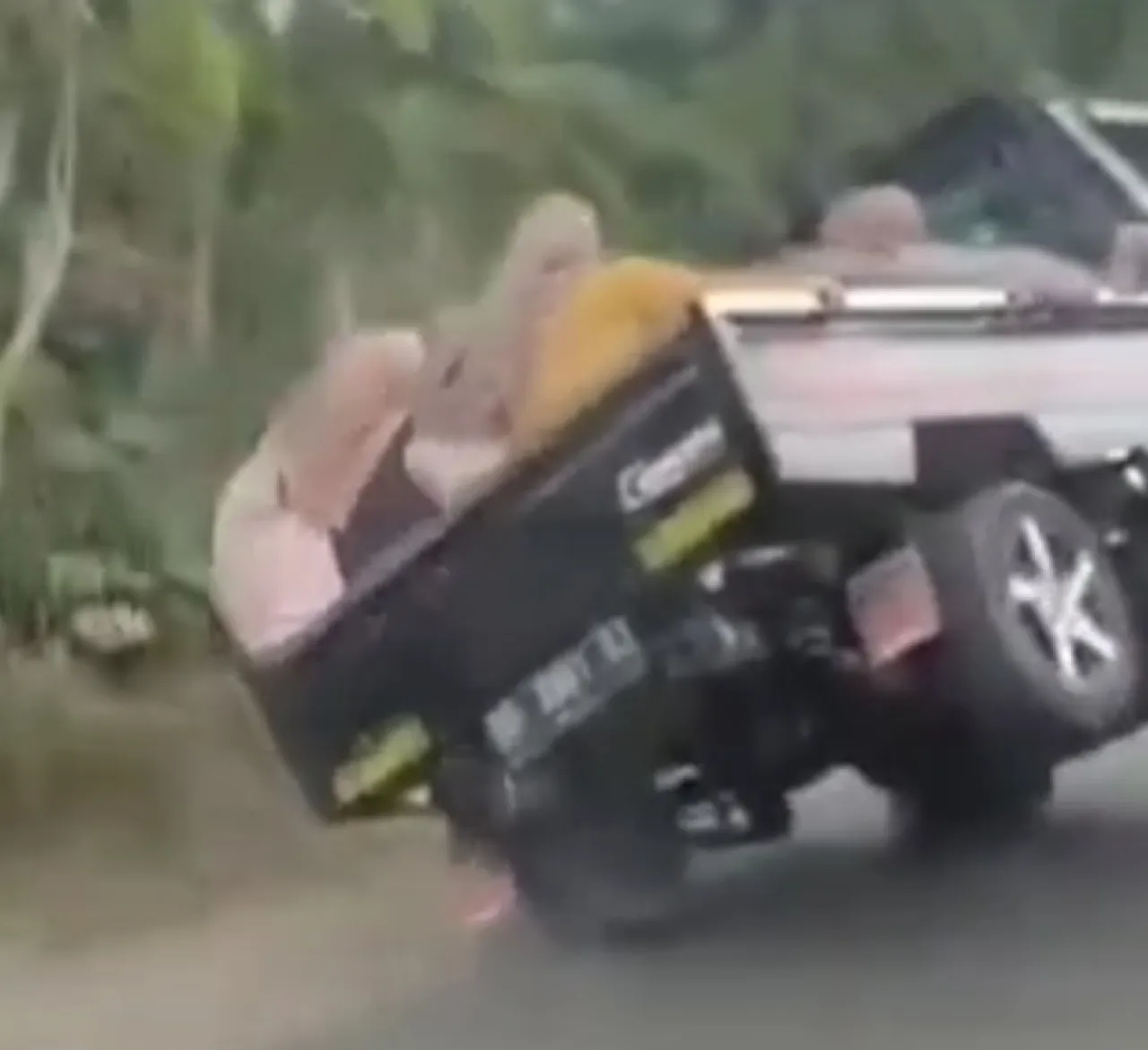 Mobil Pick-Up Rombongan Pengantin Terguling di Gowa, Sopir Diduga Ugal-ugalan