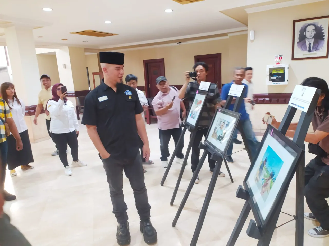 Ahmad Dhani Ikut Nikmati Foto Hasil Jepretan Jurnalis di Gedung DPRD Surabaya