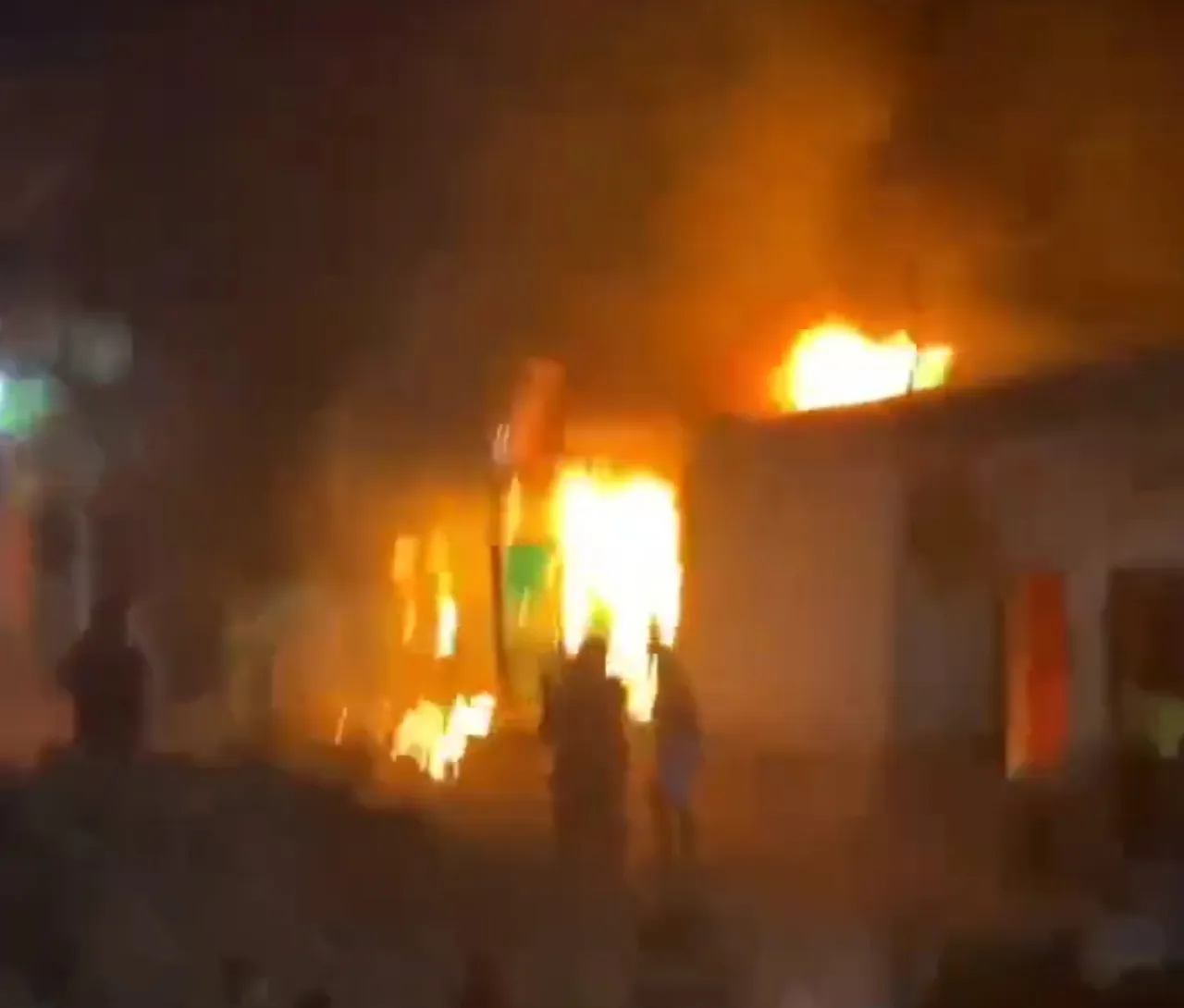 Pria di Dompu Tewas Ditebas Lehernya, 3 Rumah Terduga Pelaku Dibakar Massa