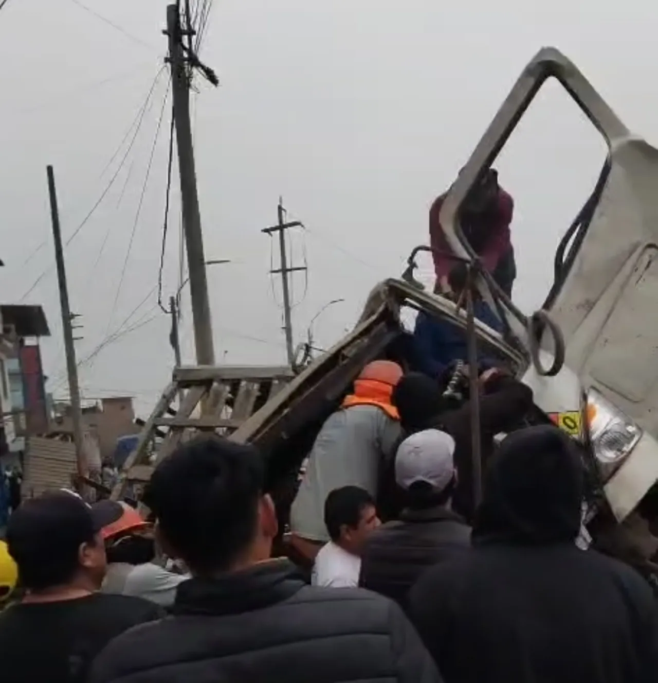 Truk Angkut Tabung Gas Kehilangan Kendali, Tiga Orang Tewas