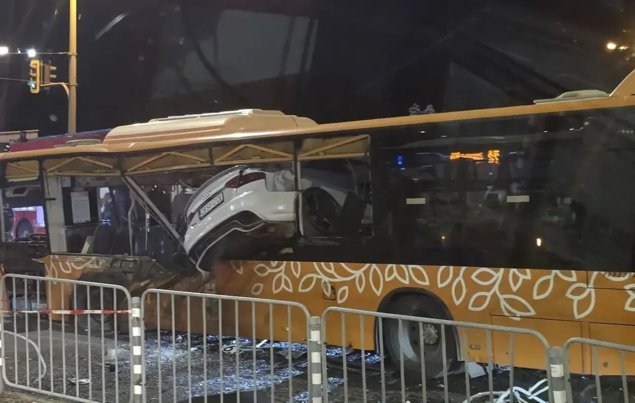 Pengemudi Baru Dapat SIM, Audi Nyantol di Bus
