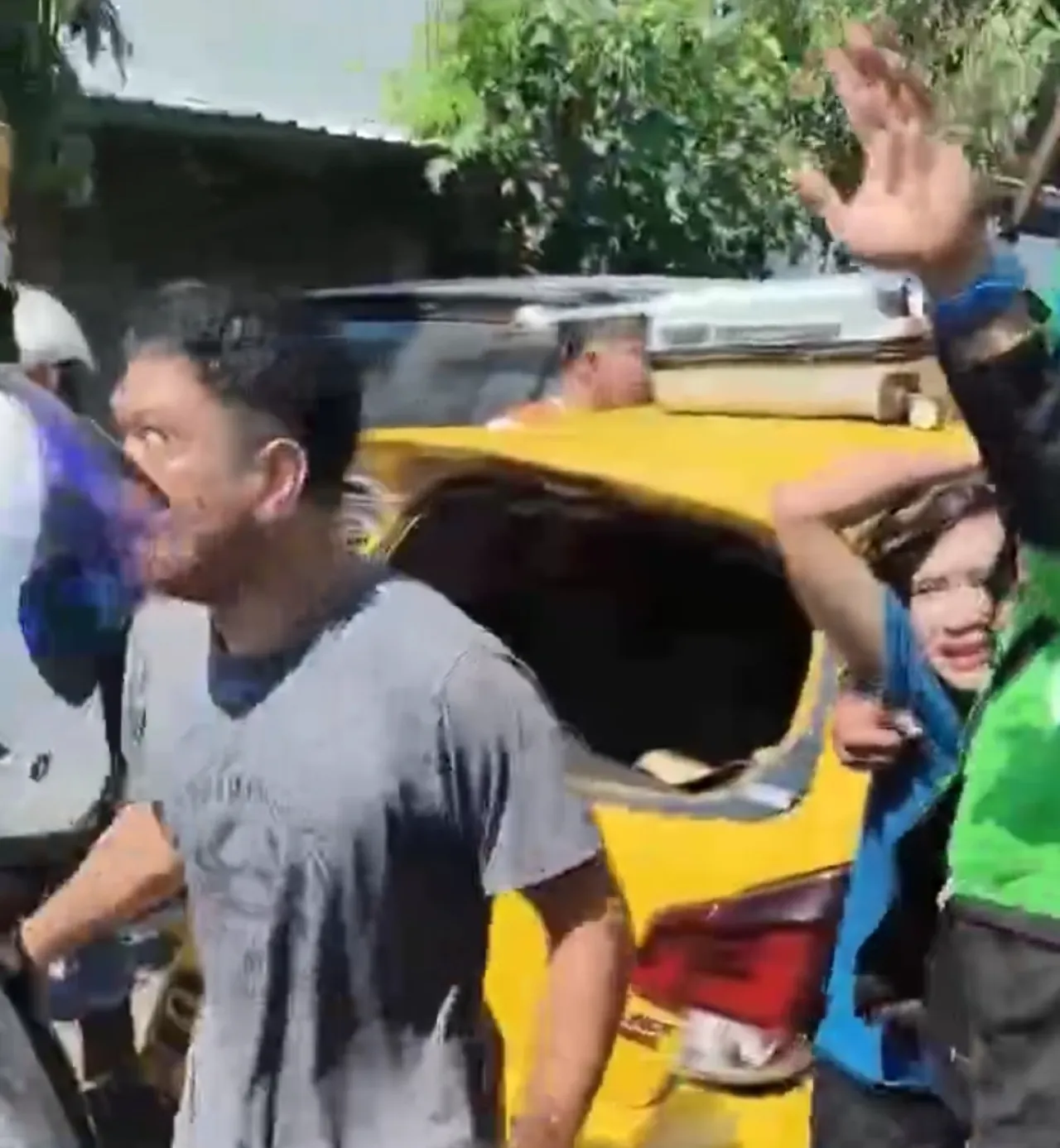 Tabrak Lari, Wanita Pengendara Agya Diamuk Massa
