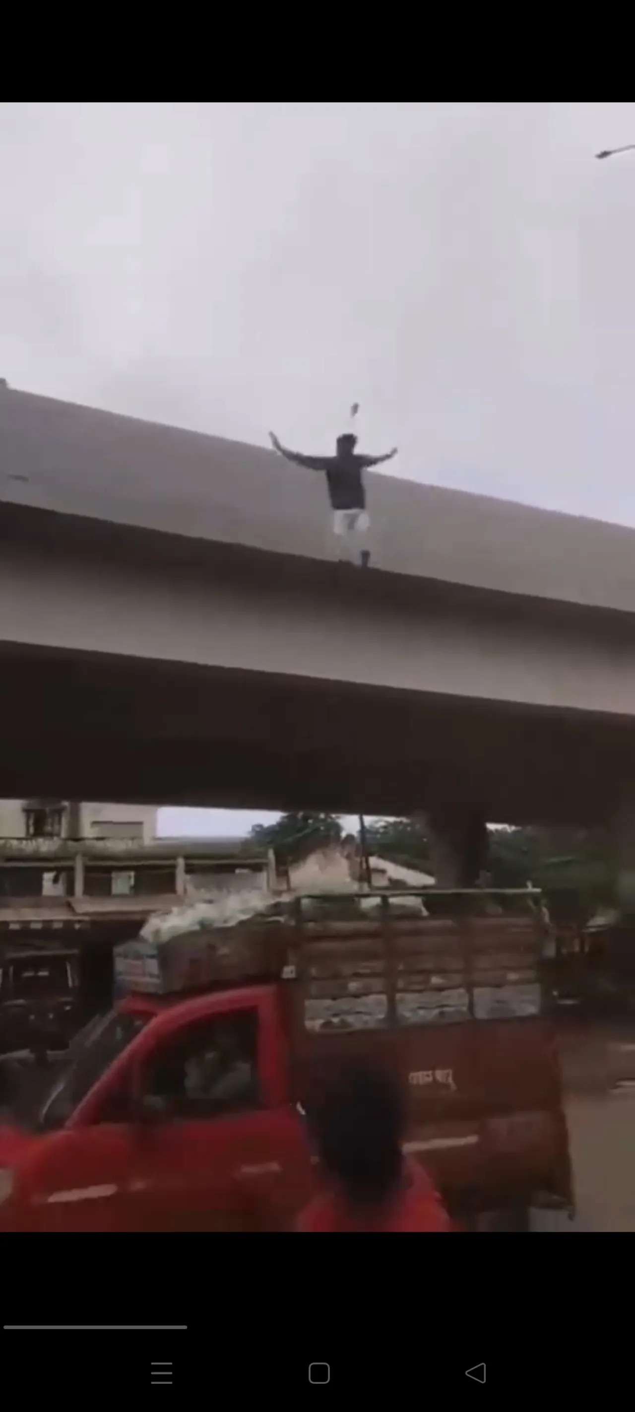Pemuda Prindavan Lompat dari Jembatan ke Truk tapi Gagal Mendarat Mulus