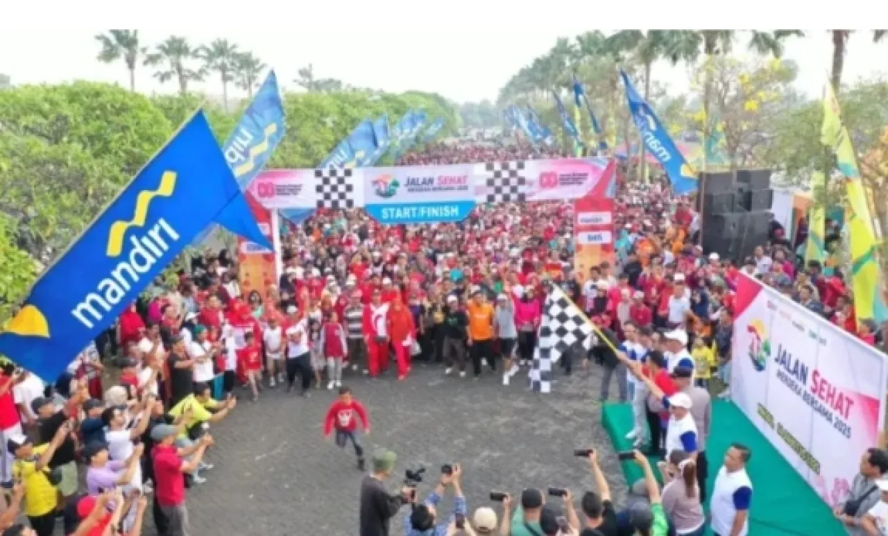 Ribuan Warga Ikut Jalan Sehat Merdeka Bersama 2025 di Gresik