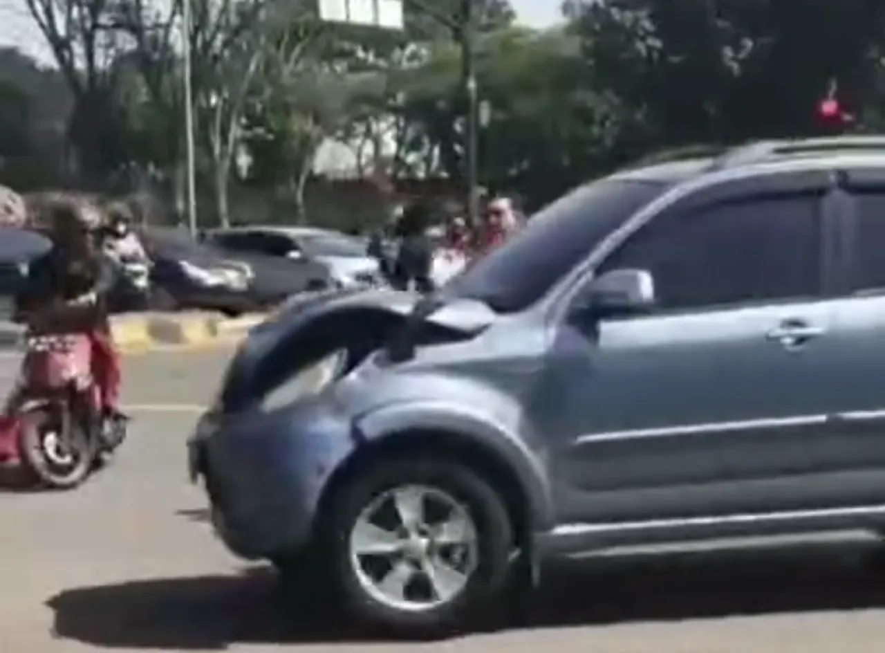 Lawan Arah, Pengendara Motor Ditabrak Mobil hingga Kejang
