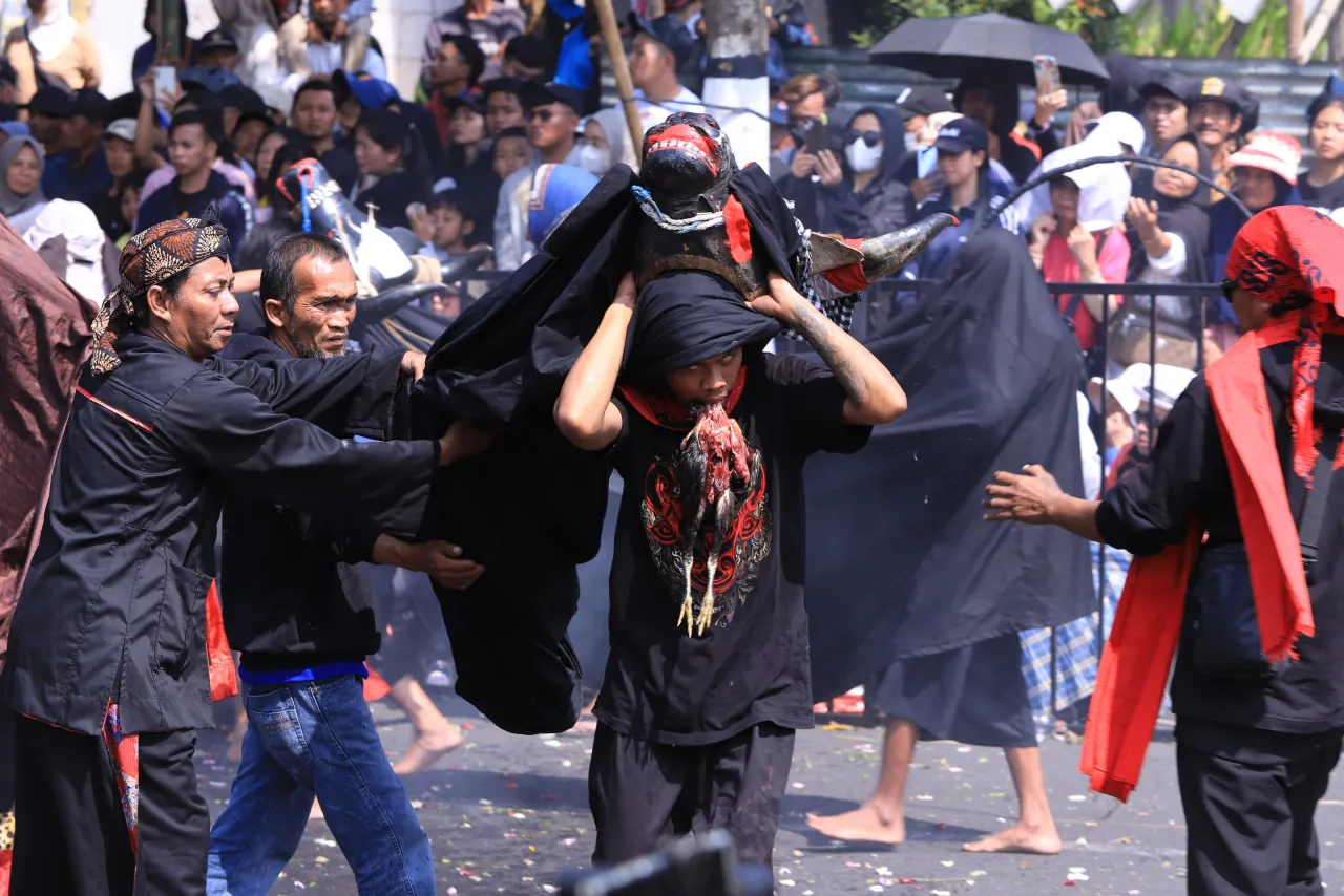 Diawali Bunyikan Pecut, Wali Kota Batu Membuka Parade Bantengan Nuswantoro ke-17