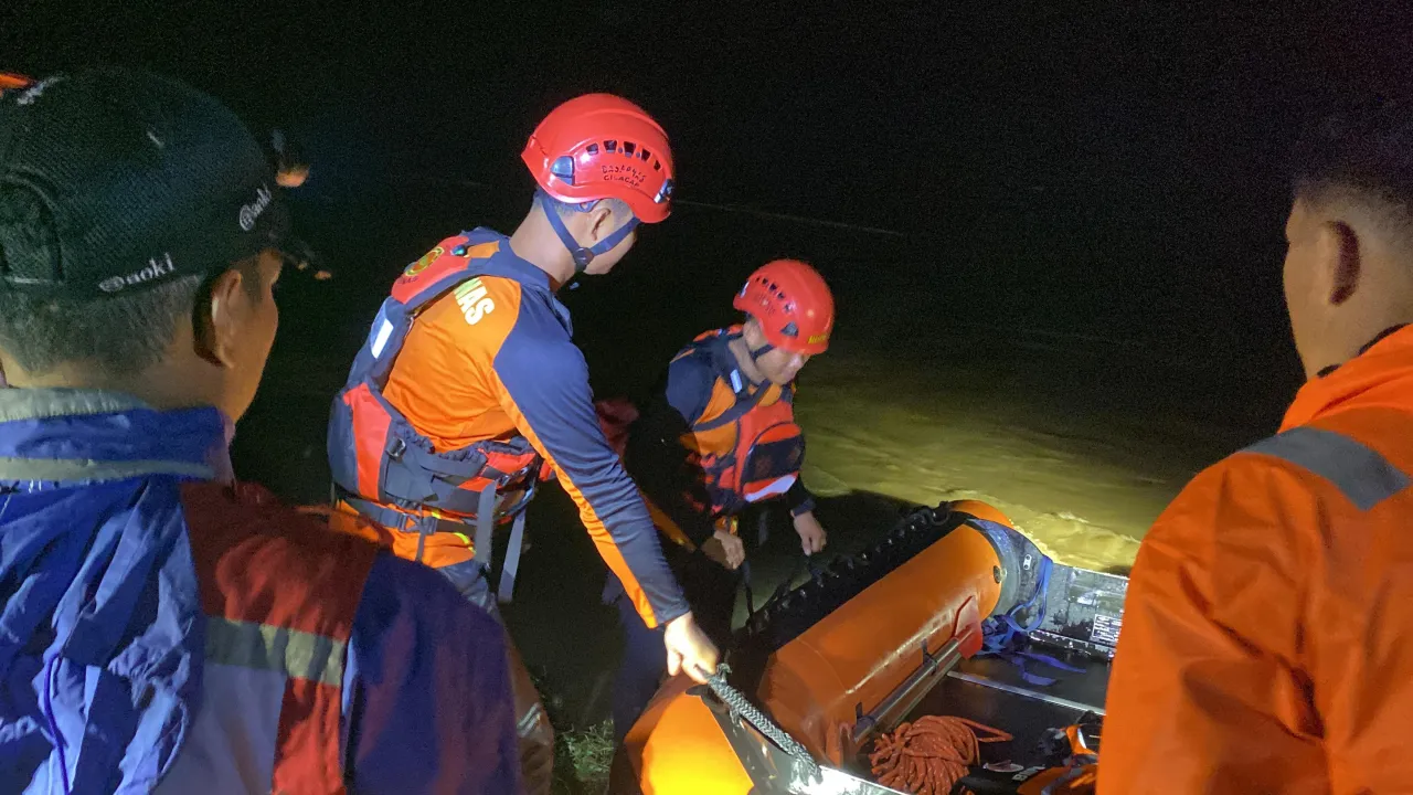 6 Pekerja Terjebak Banjir Bandang di Sungai Klawing, Purbalingga