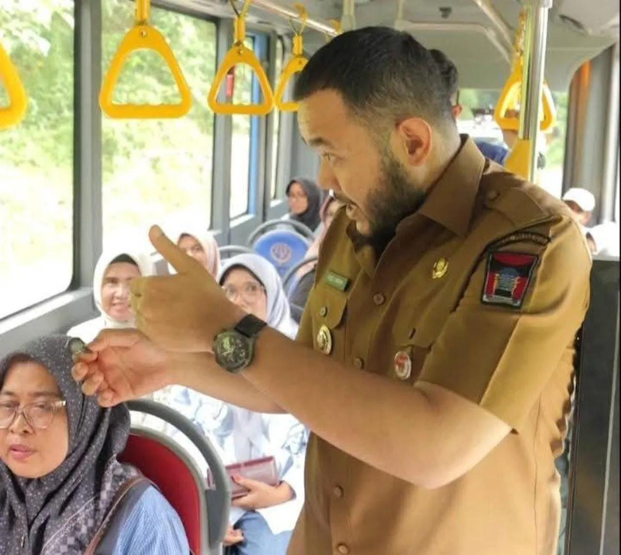 Di Atas Bus Trans Padang, Wali Kota Fadly Amran Serap Aspirasi Penumpang