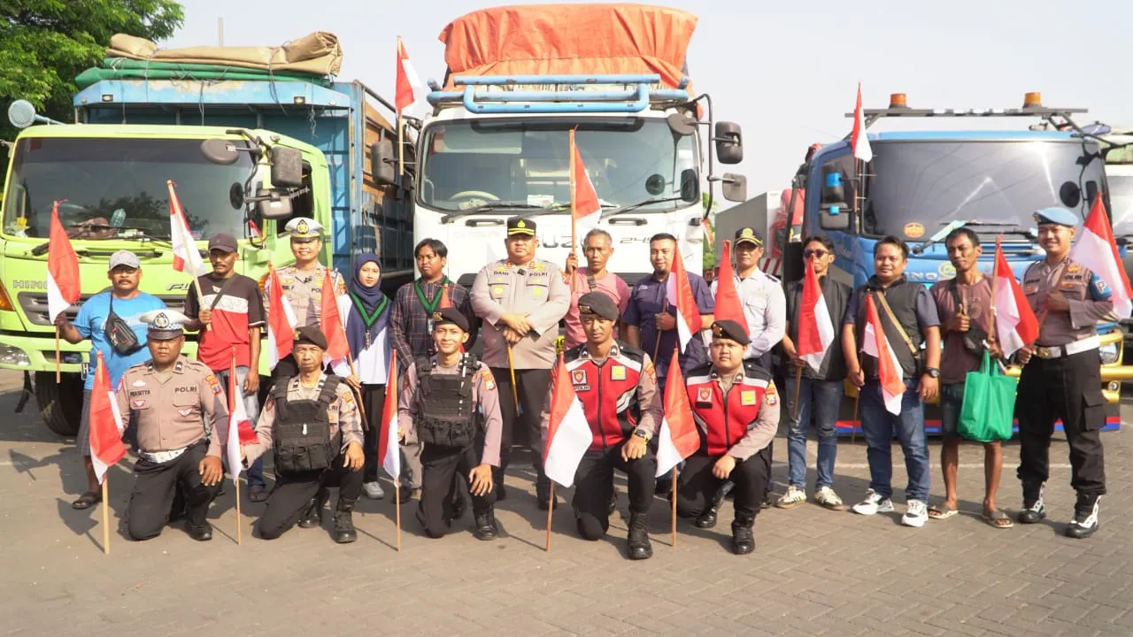 Mahasiswa, LSM dan Media Bagikan 500 Bendera untuk Supir Truk dan Warga