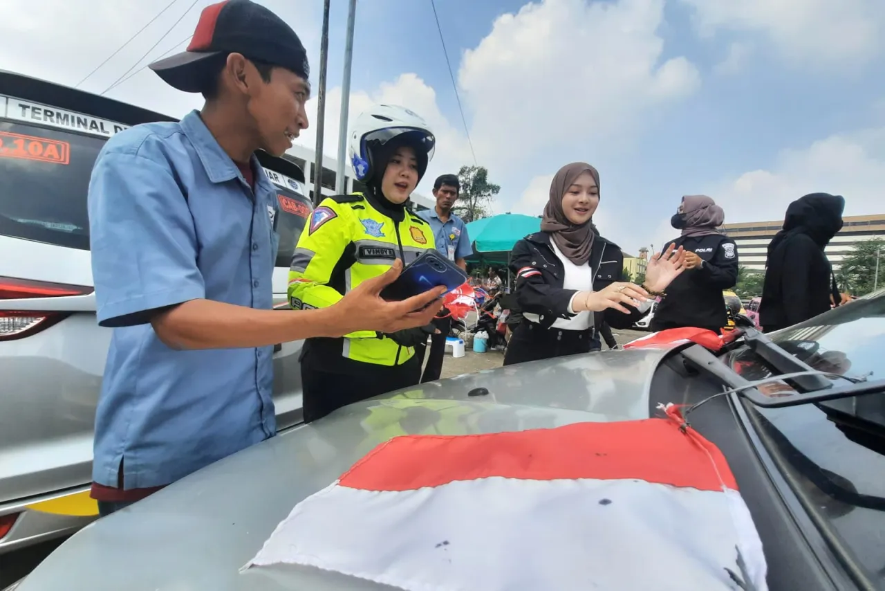 Satlantas Polrestro Depok Bagikan 1.500 Bendera Merah Putih, Gelorakan Nasionalisme Jelang HUT ke-80 RI