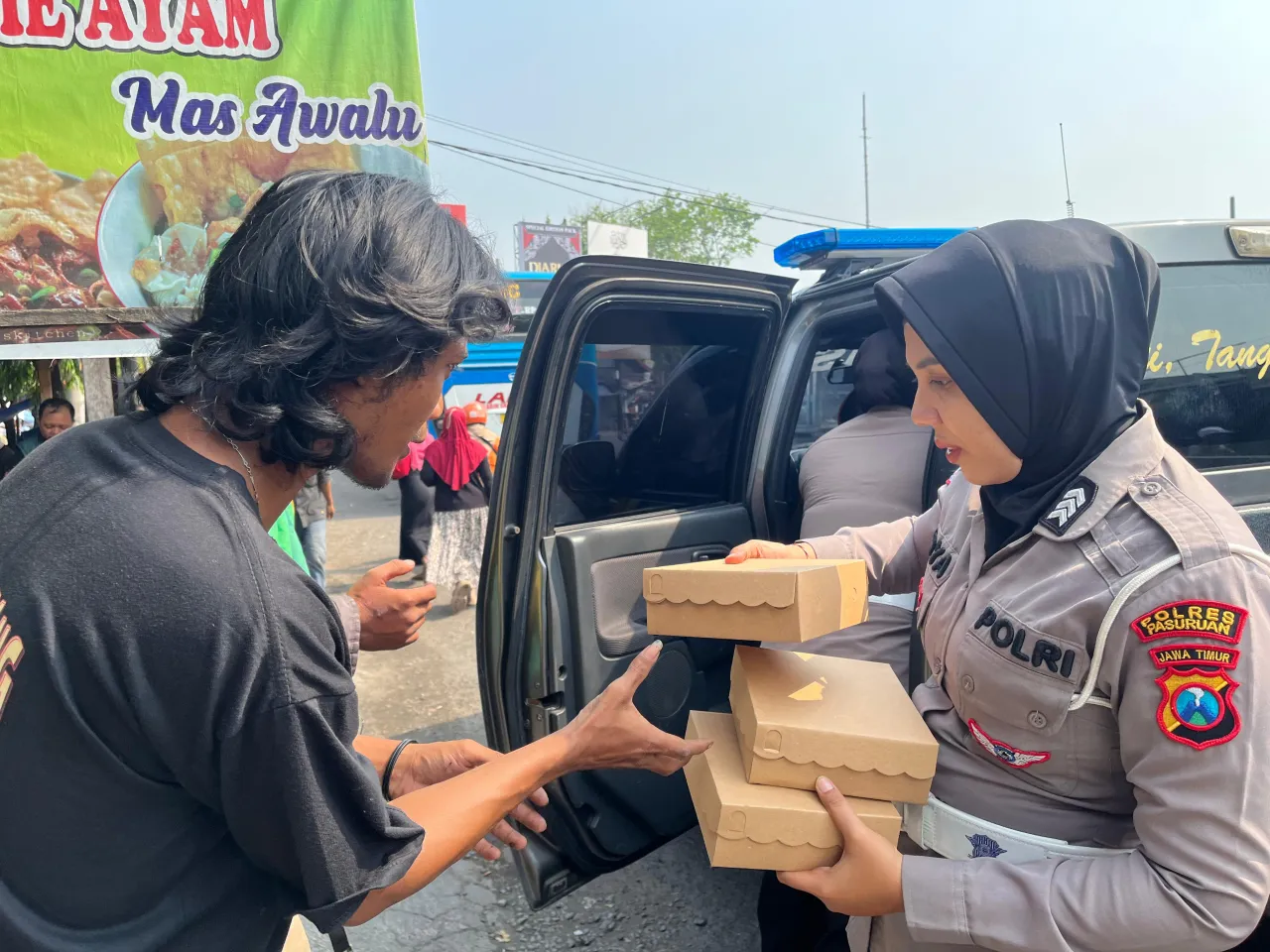 Polwan Polres Pasuruan Berbagi Nasi Kotak dalam Giat Rutin Jumat Berkah