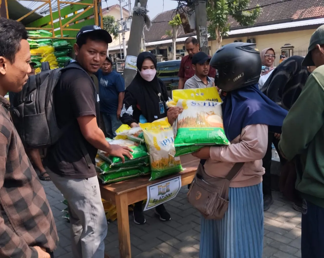 Pemkot Kediri Bersama Bulog Salurkan 5 Ton Beras SPHP Melalui GPM