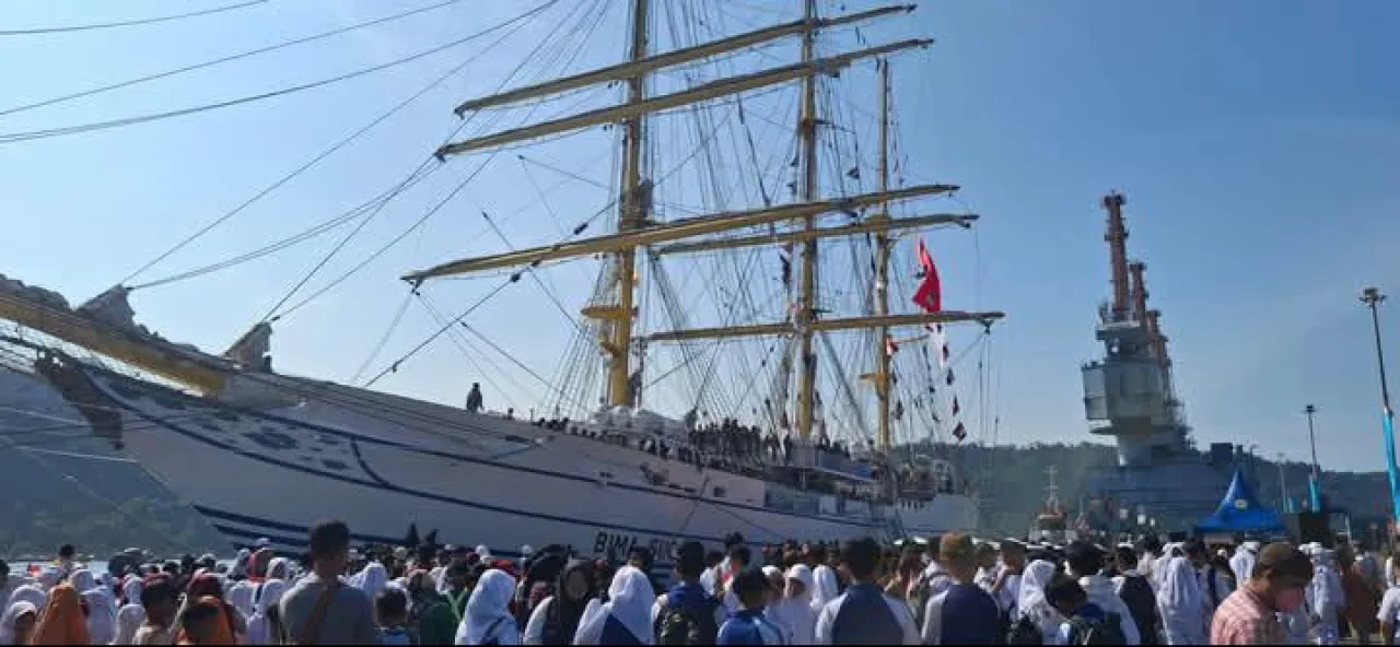 Taruna Asing KRI Bima Suci Senang Berada di Padang