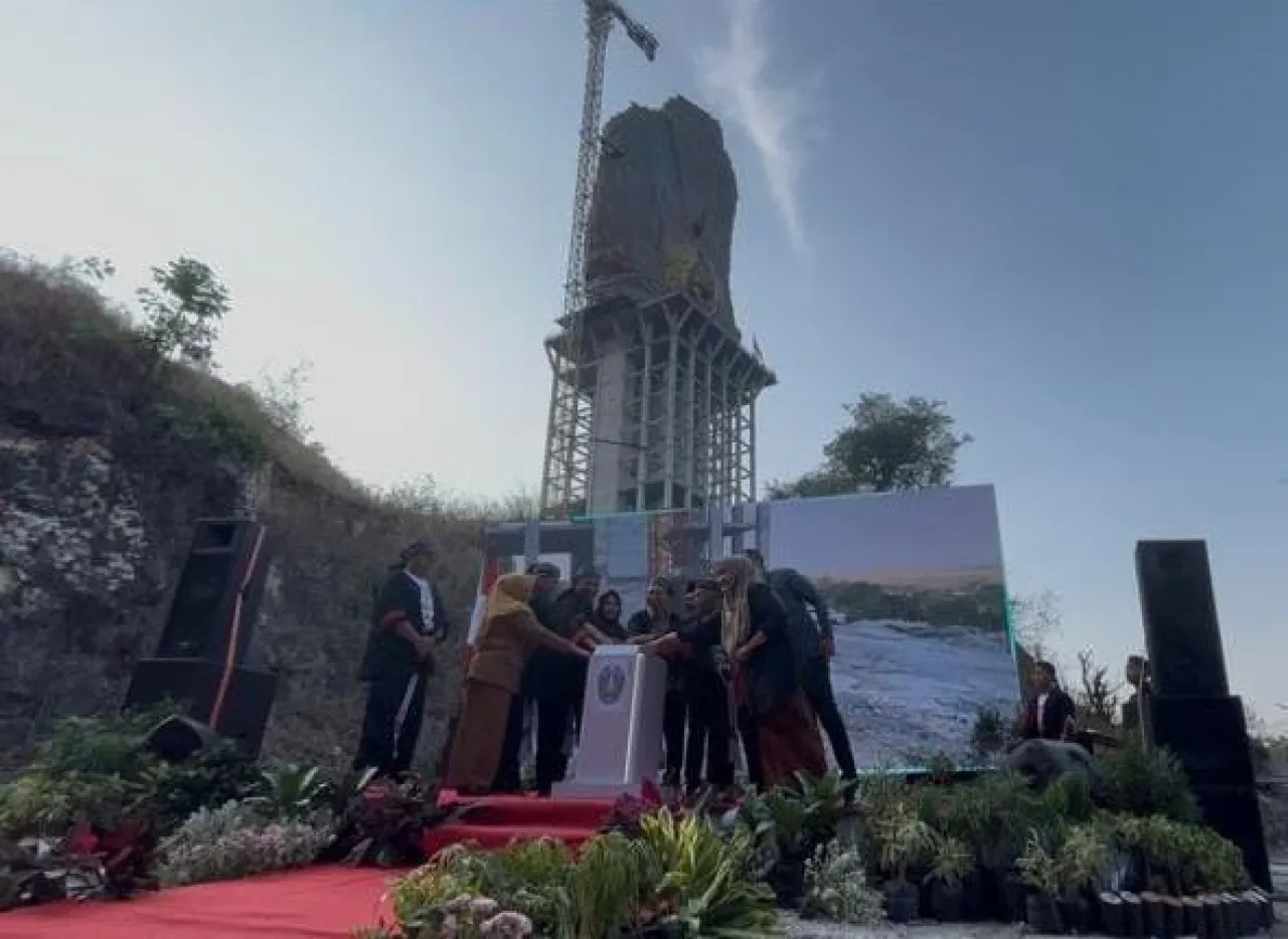 Pasang Kepala Merak Monumen Reog Ponorogo, Menbud-RI: Hidupnya Ekosistem Budaya Lebih Maju