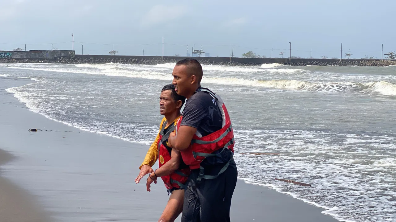 Kapal Nelayan Pencari Benur Terbalik di Perairan Teluk Penyu Cilacap, Dua ABK Selamat