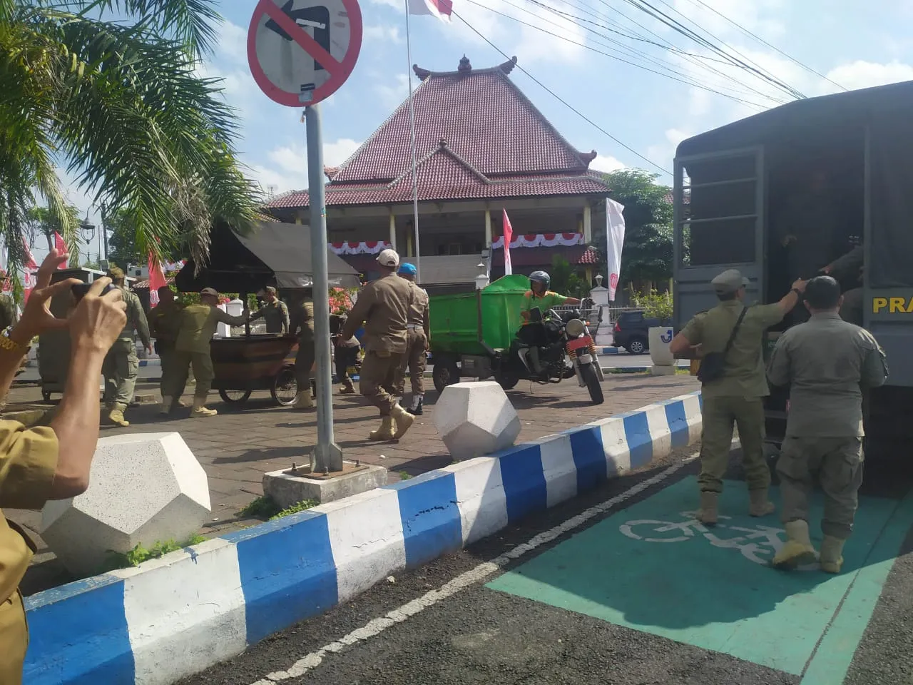 Satpol PP Tertibkan Lapak di Alun-alun Jember, Arahkan PKL Dukung Pariwisata dan Ekonomi Kreatif