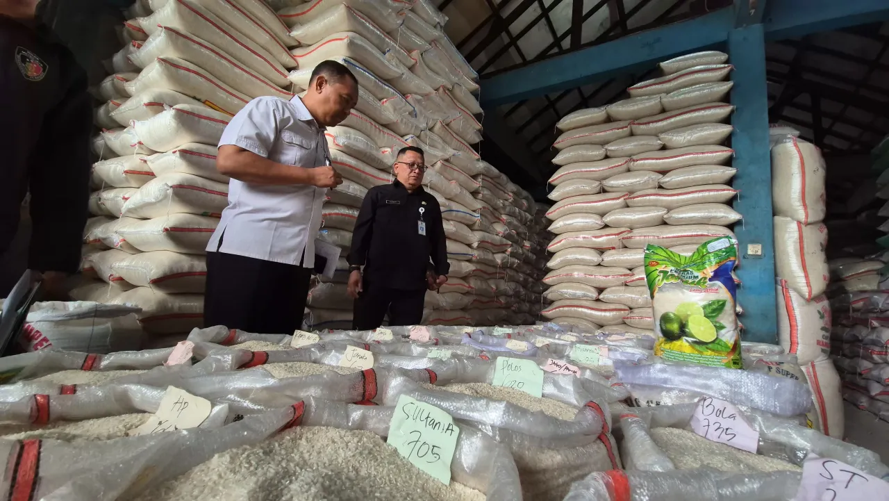 Pastikan Distribusi Beras Lancar, Tim Satgas Pangan Depok Lakukan Sidak ke Gudang Beras