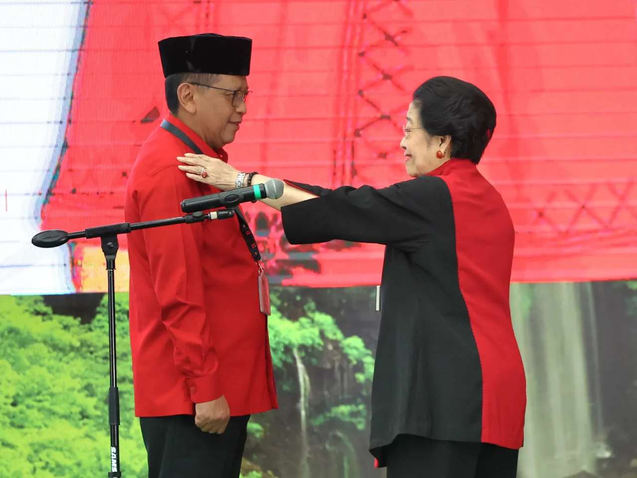 Megawati Lantik Hasto Kristiyanto Sebagai Sekjen DPP PDIP