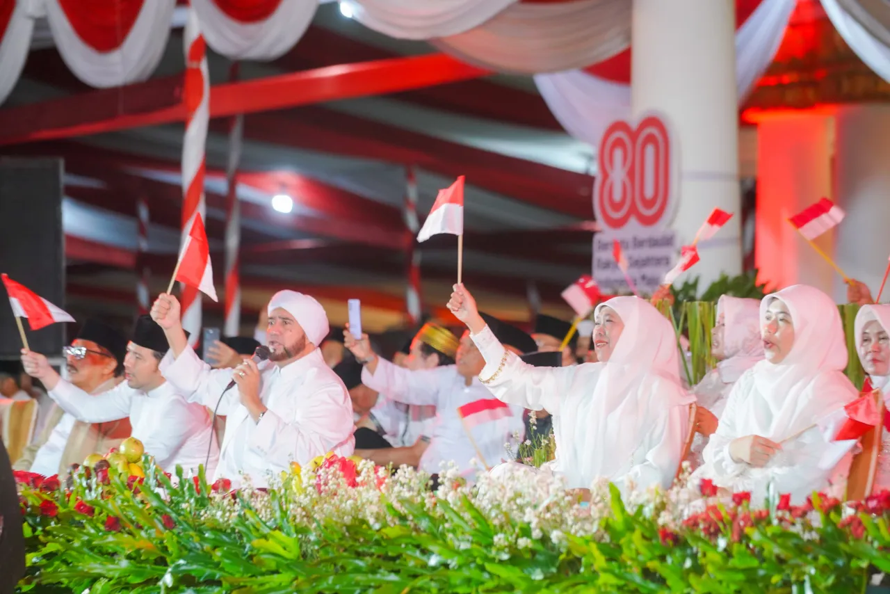 Syukuri 80 Tahun Kemerdekaan RI, Gubernur Khofifah dan Ribuan Masyarakat Jatim Larut Dalam Dzikir