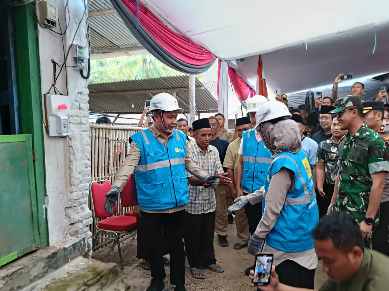 Era Bupati Fawait, Warga Dusun Bandealit Jember Akhirnya Bisa Nikmati Listrik 900 VA