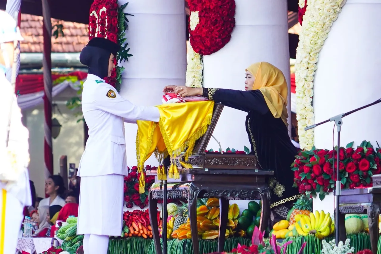 Ribuan Masyarakat Antusias dan Khidmat Ikuti Upacara HUT ke-80 RI di Grahadi Bersama Gubernur Khofifah