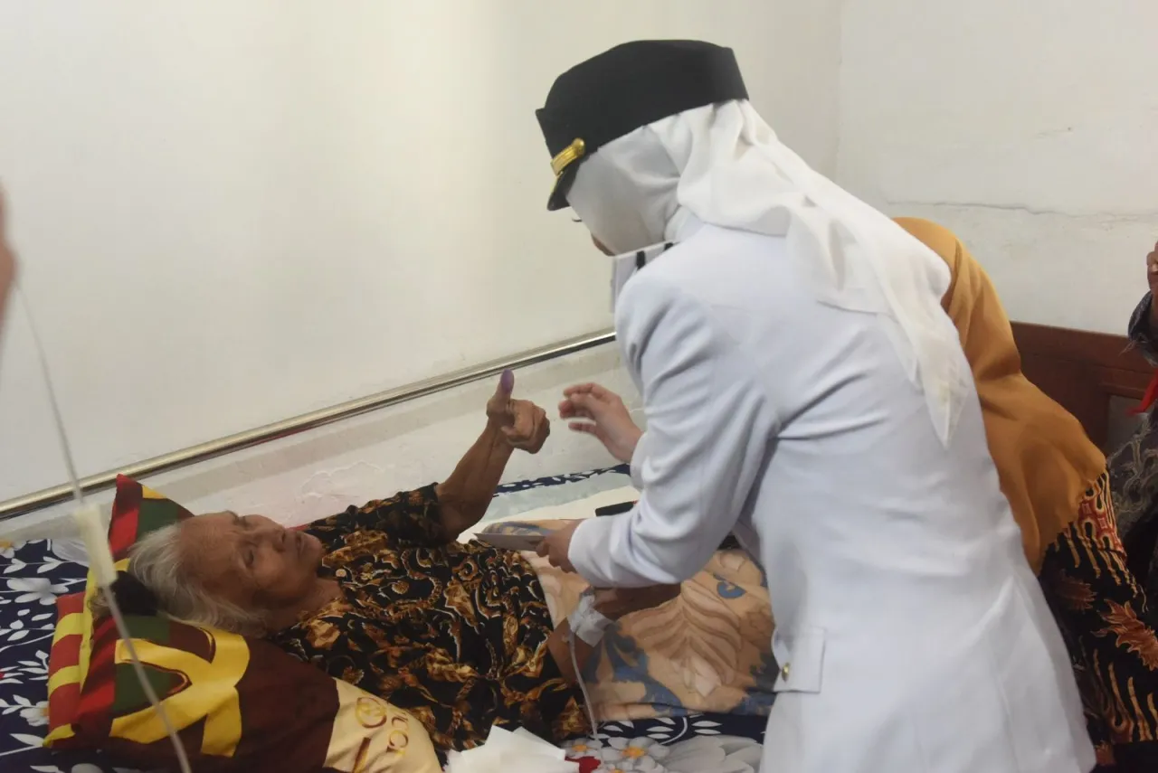 Mbak Wali Kunjungi Janda Perintis Kemerdekaan dan Perintis Kemerdekaan