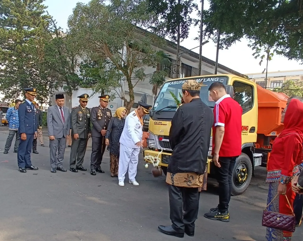 PO Bagong Serahkan Truk Armroll di HUT RI ke-80, Bupati Sanusi Tegaskan Komitmen Perang Melawan Sampah