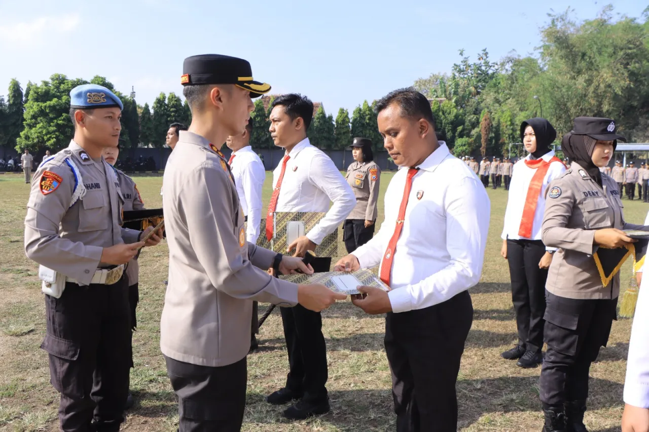 Kapolres Madiun Beri Penghargaan Personel Berprestasi, Ungkap Kasus Narkoba 1 Kg