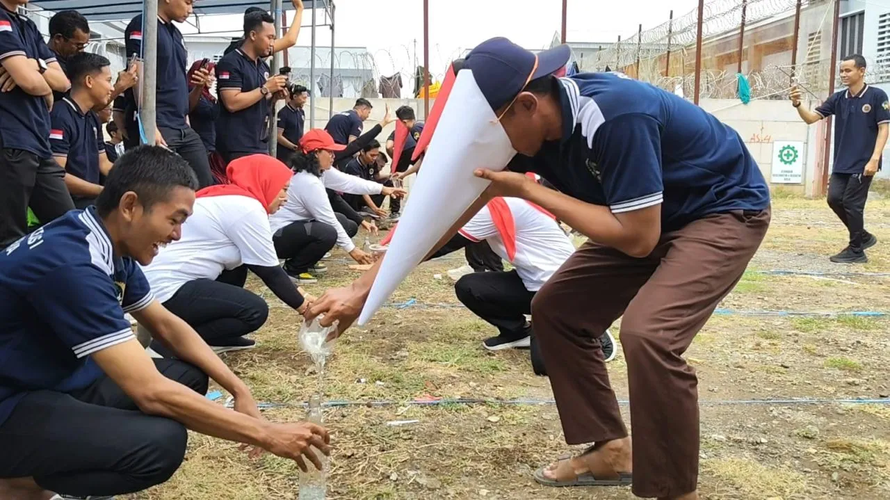 Semarak HUT RI ke-80, Warga Binaan Rutan Surabaya Ikuti Berbagai Lomba Kemerdekaan