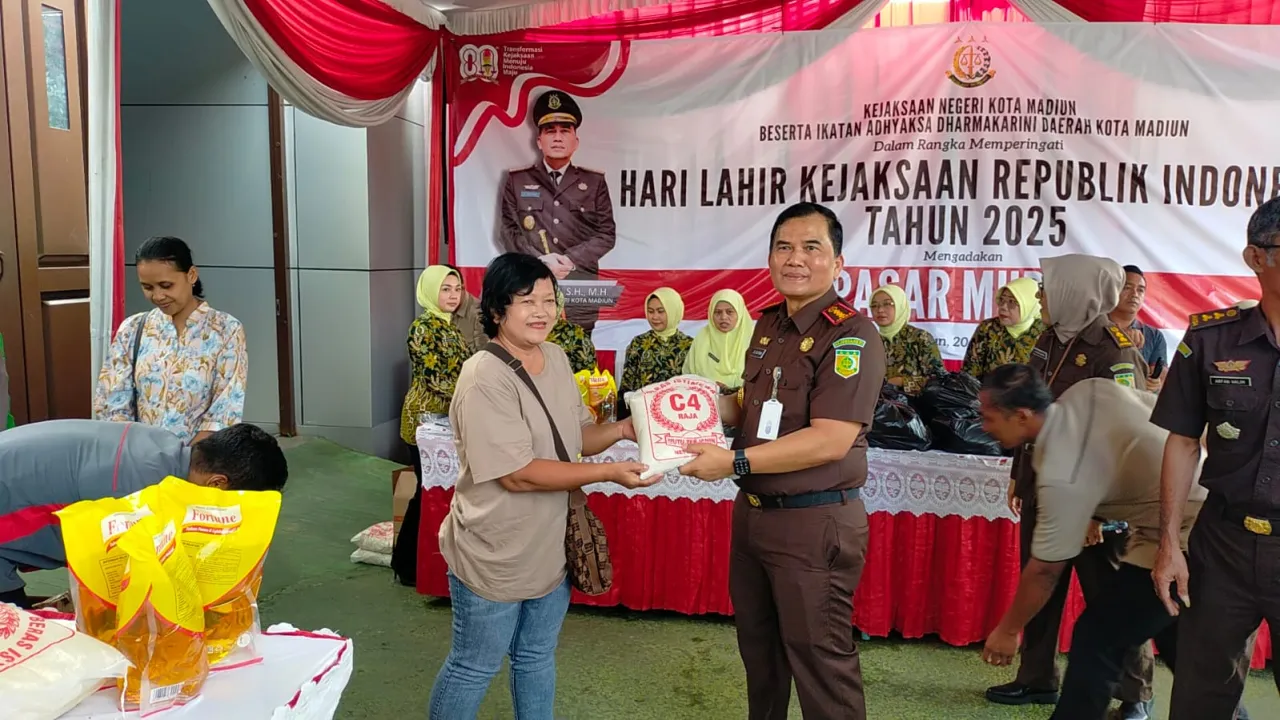 Ratusan Warga Serbu Pasar Murah Kejari Madiun, Sembako Dijual Hanya Rp115 Ribu