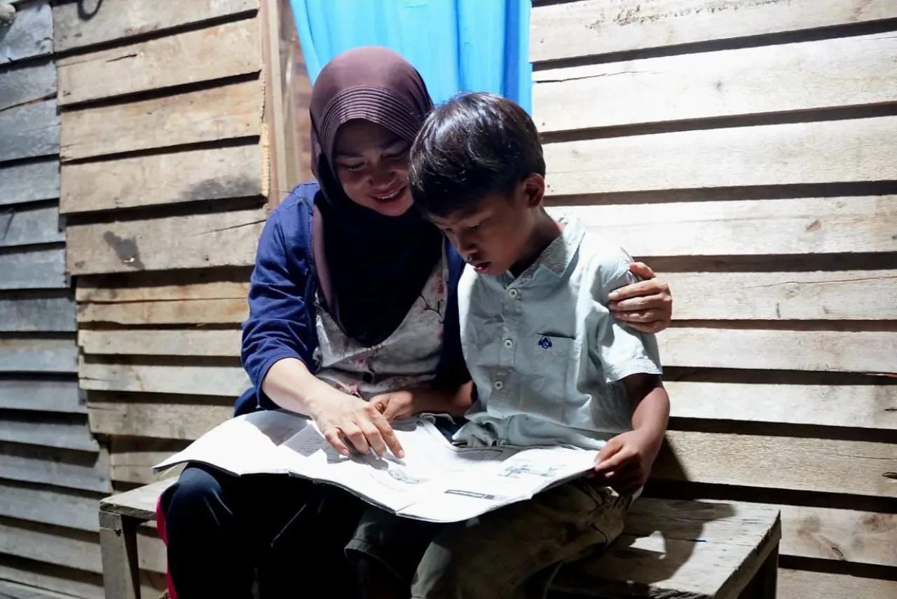 Kado HUT RI, PLN Salurkan Bantuan Pasang Listrik Gratis 2.821 Keluarga Prasejahtera di Seluruh Indonesia