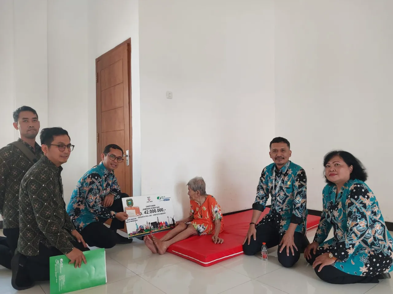 Ahli Waris Tukang Becak Terima Santunan BPJS Ketenagakerjaan Rp42 Juta