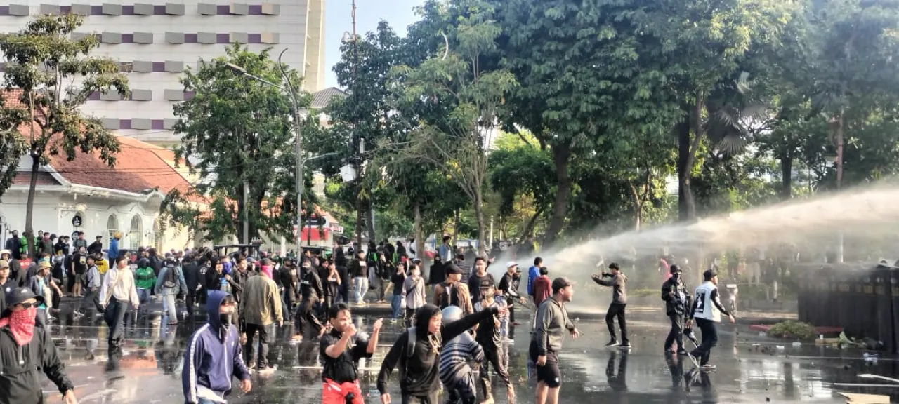 Merembet ke Surabaya, Massa Demonstran Bentrok dengan Polisi Depan Gedung Grahadi