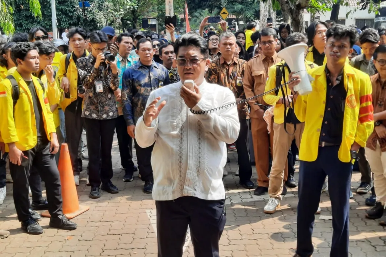 Temui Mahasiswa yang Berangkat Demo ke Jakarta, Rektor UI: Jangan Terlibat Anarkis