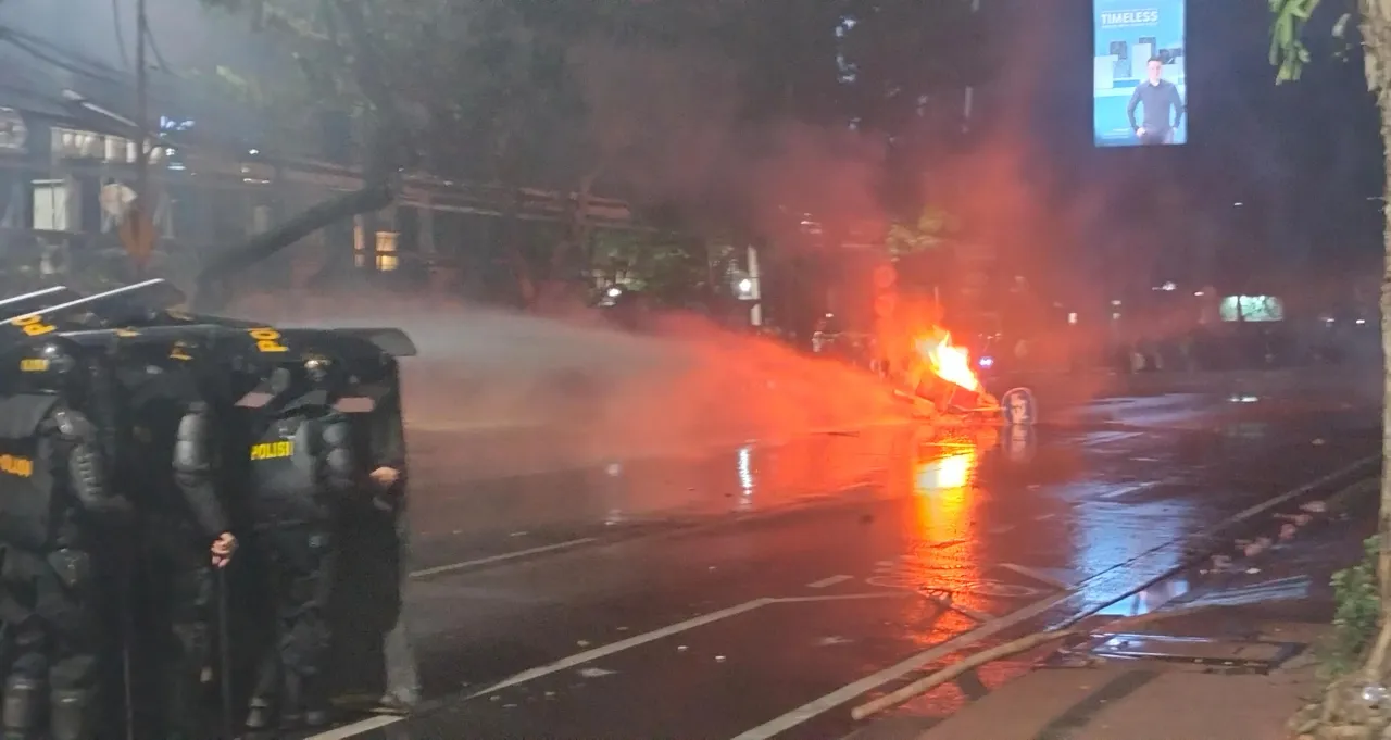 Hingga Malam, Suasana Depan Gedung Grahadi Surabaya Masih Mencekam
