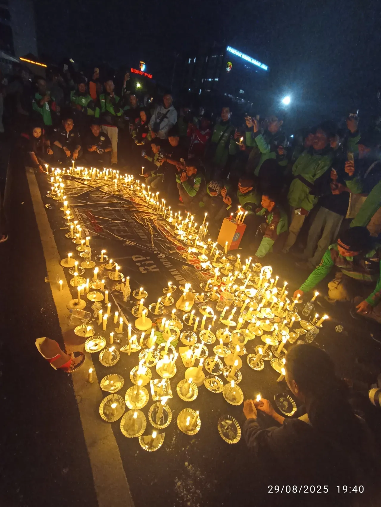 Ribuan Pengemudi Ojek Online Gelar Doa Bersama di Halaman Mapolda Jatim