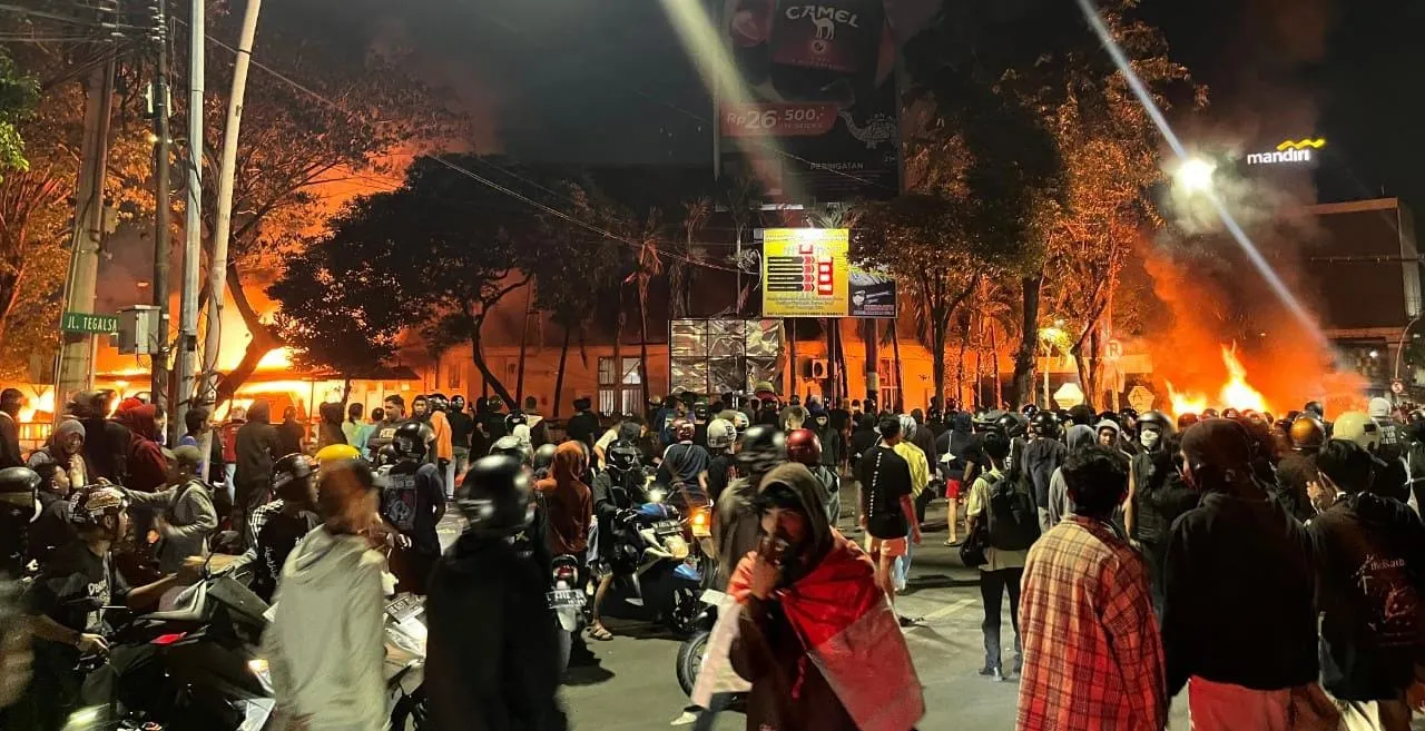 Polsek Tegalsari Surabaya Dibakar Massa dan Dijarah