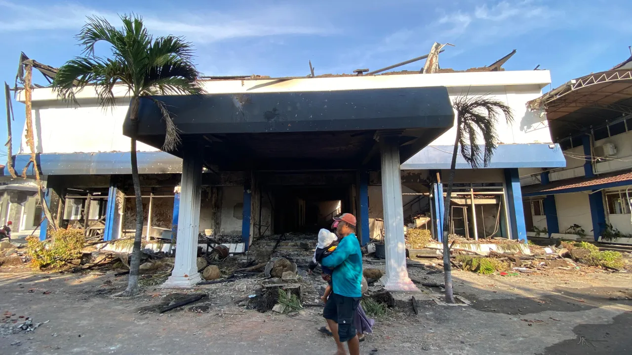 Imbas Demo Ricuh Belasan Kendaraan, Polsek hingga Gedung DPRD Kota Kediri Terbakar