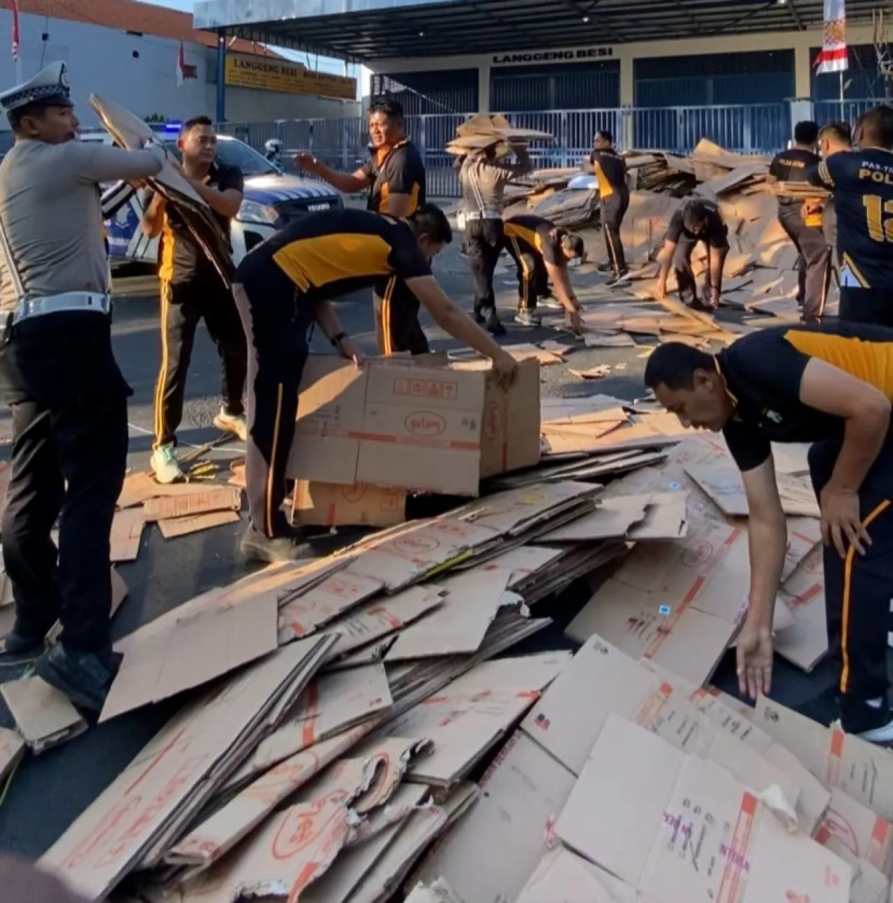 Satlantas Pasuruan Evakuasi Cepat Kecelakaan Pick-up di Bangil